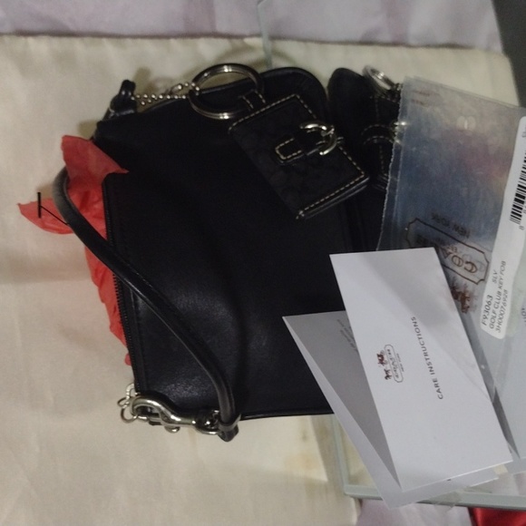 COACH Lambskin Leather 🛍️ Wristlet Iconic Coach "C" Attached Keyring NWT - Picture 5 of 8